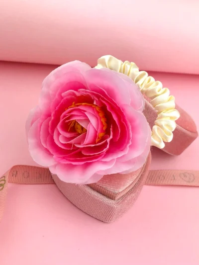 Gumka do włosów scrunchie z kwiatkiem