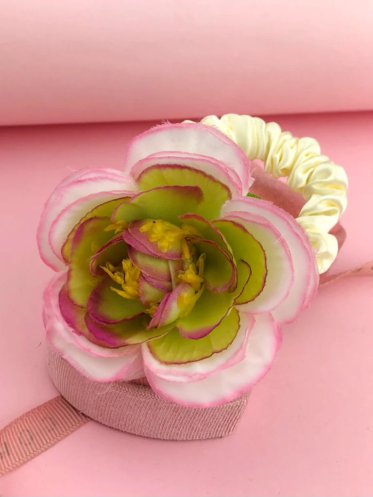 Gumka do włosów scrunchie z kwiatkiem