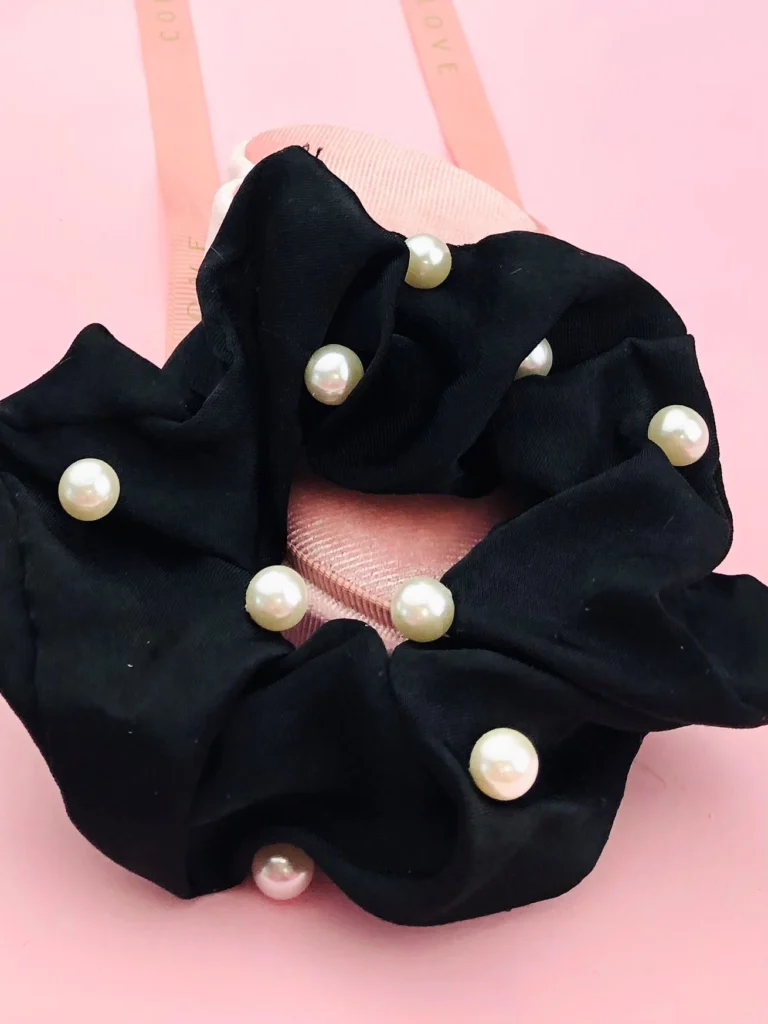 Gumka czarna z perełkami scrunchie