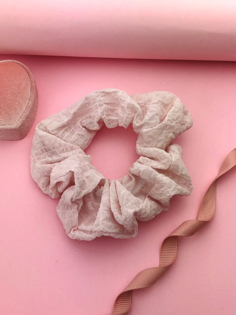 Gumka jasnoróżowa scrunchie
