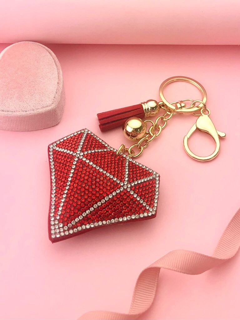 Brelok czerwony diamencik z cyrkoniami