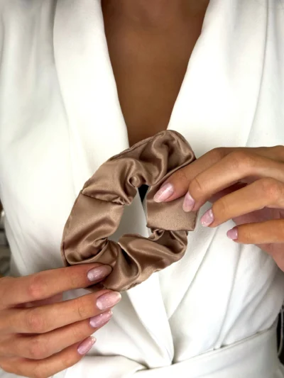 Gumka ciemnobeżowa satynowa scrunchie CRLVE