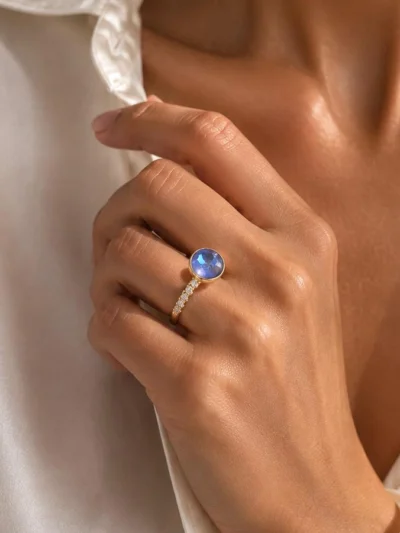 Pierścionek z kryształkiem Swarovski Sapphire Light i cyrkoniami ze stali szlachetnej 18k CRLVE